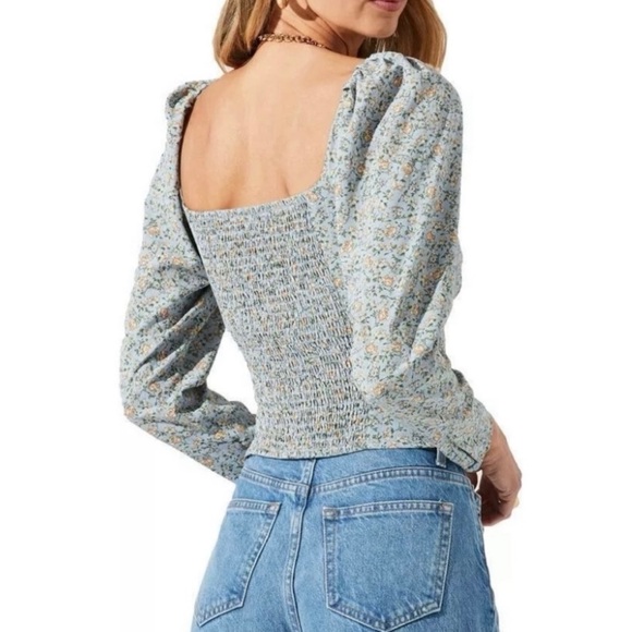 ASTR The Label blue peach floral ditsy floral smocked ruched top medium - Picture 2 of 16